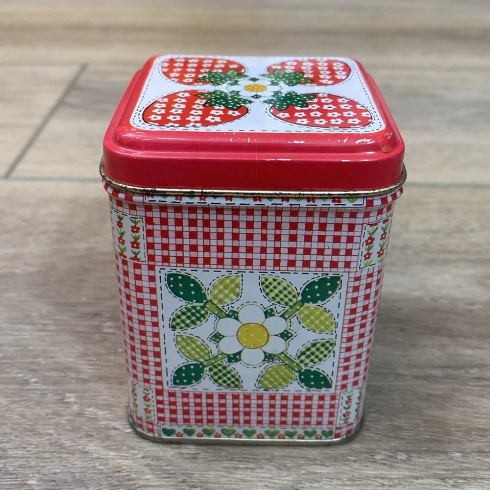Vintage 1979 Guild House Strawberry Scented Candle with Tin‎ Box